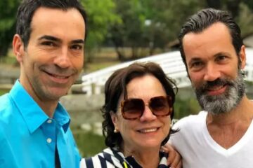 Jornalista César Tralli presta homenagens à mãe, Edna, que morreu em acidente aéreo