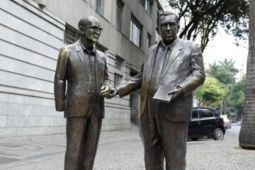 Prefeitura de Belo Horizonte vai restaurar escultura de Drummond, que está sem a mão direita