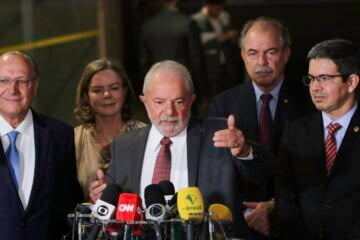 Lula diz que só definirá nomes para ministério após viagem ao Egito