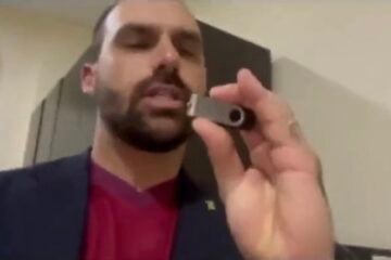 Após críticas, Eduardo Bolsonaro diz que foi ao Catar levar pen-drives sobre o Brasil