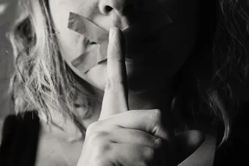Mulheres vítimas de violência terão psicoterapia permanente no Rio