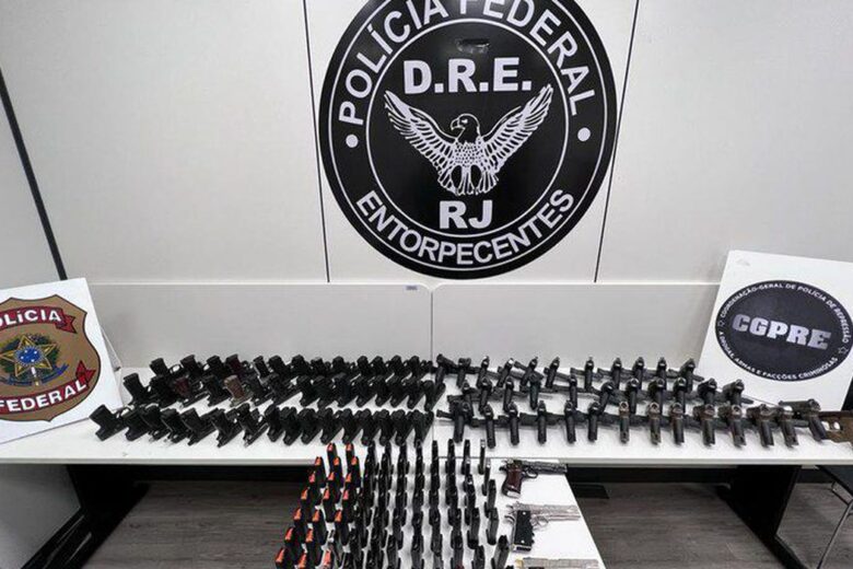 Polícia Federal prende dois homens com 84 pistolas no estado do Rio de Janeiro