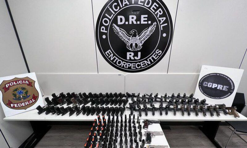 Polícia Federal prende dois homens com 84 pistolas no estado do Rio de Janeiro