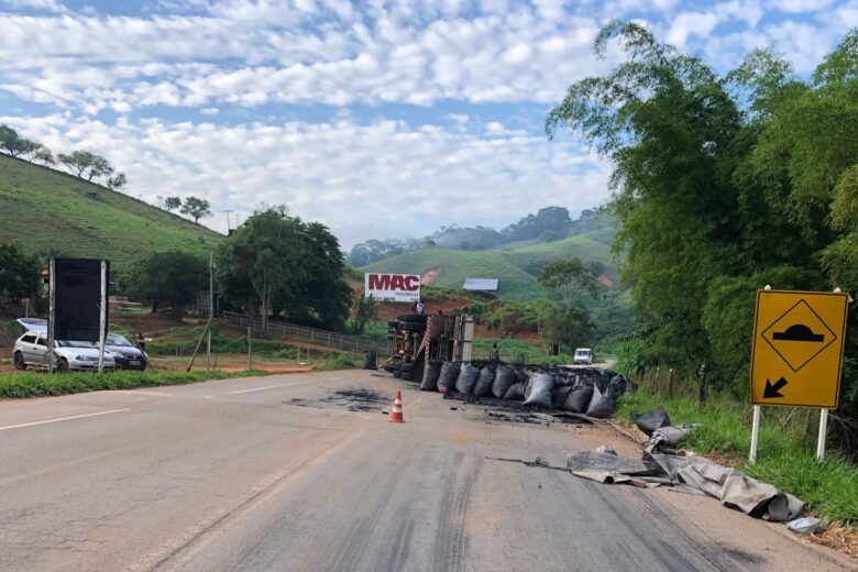 Caminhão carregado de carvão tomba na MGC 120