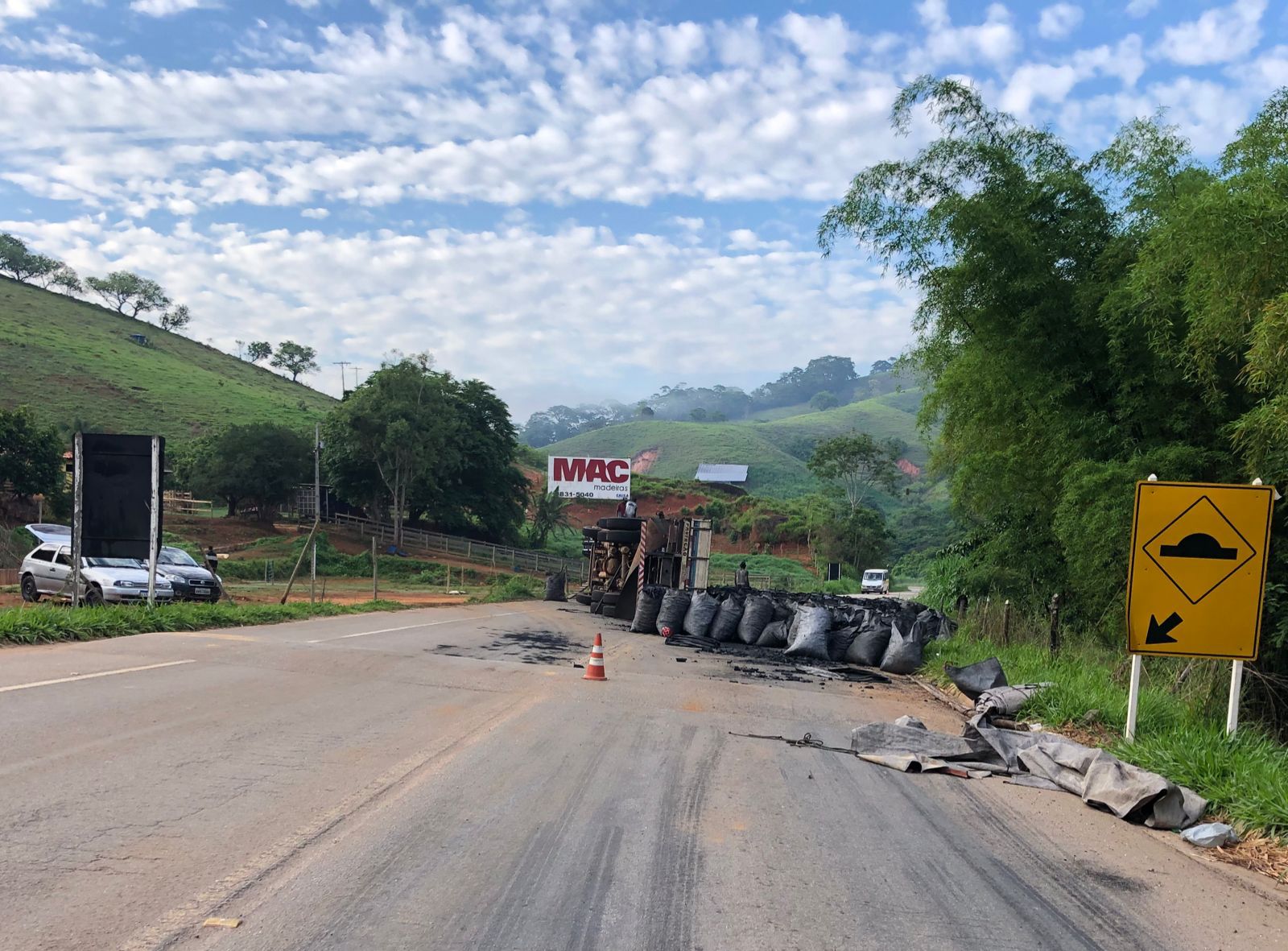 Caminhão carregado de carvão tomba na MGC 120