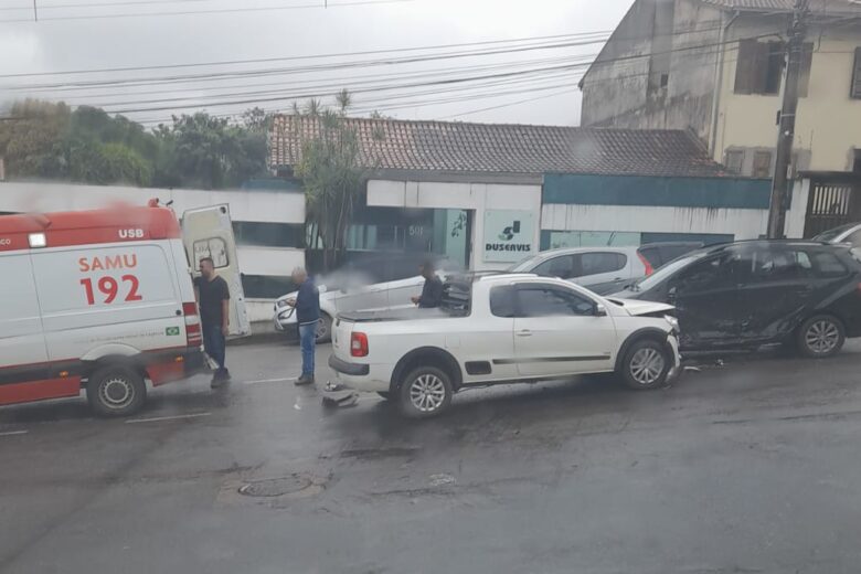 Motorista é socorrido após acidente na Avenida Ipiranga