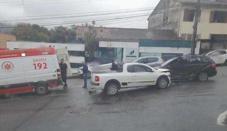 Motorista é socorrido após acidente na Avenida Ipiranga