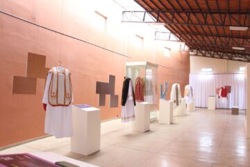Exposição ‘Tecido do Céu’ conta história de fé do distrito de Senhora do Carmo