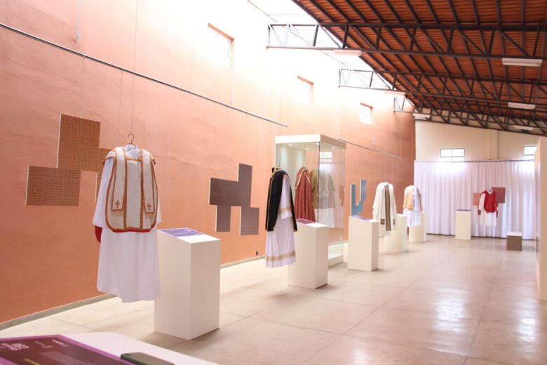 Exposição ‘Tecido do Céu’ conta história de fé do distrito de Senhora do Carmo