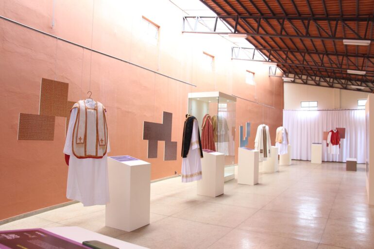 Exposição ‘Tecido do Céu’ conta história de fé do distrito de Senhora do Carmo