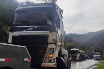 Carreta tomba na estrada de Nova Era, em Capoeirana