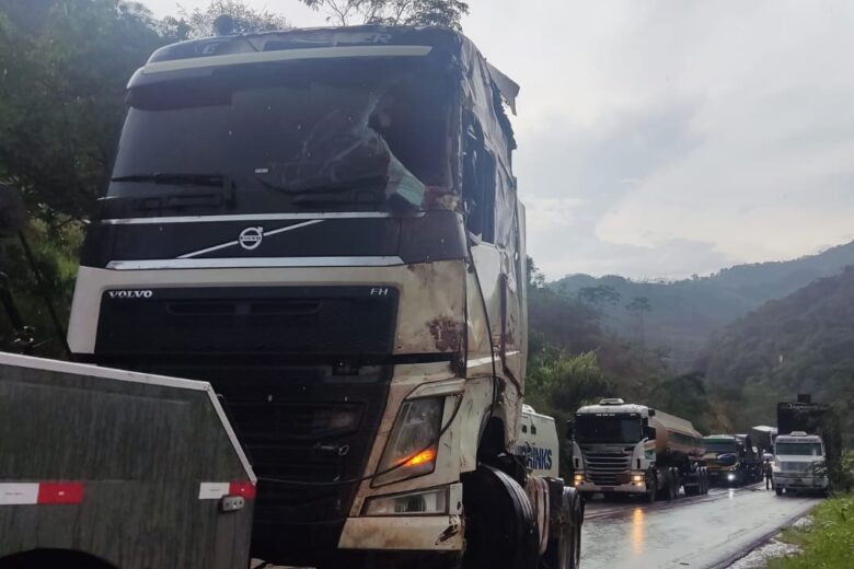 Carreta tomba na estrada de Nova Era, em Capoeirana