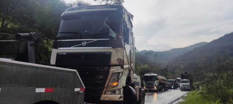 Carreta tomba na estrada de Nova Era, em Capoeirana