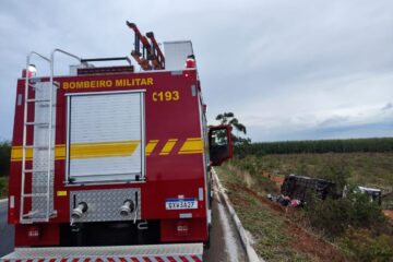 Ônibus capota e cai em ribanceira na BR-251; 25 pessoas ficaram feridas