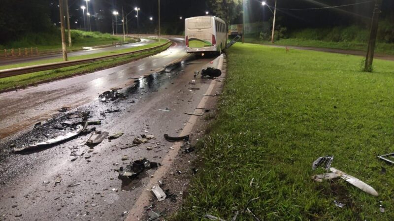 Carro bate de frente contra ônibus na BR-040; homem fica preso às ferragens