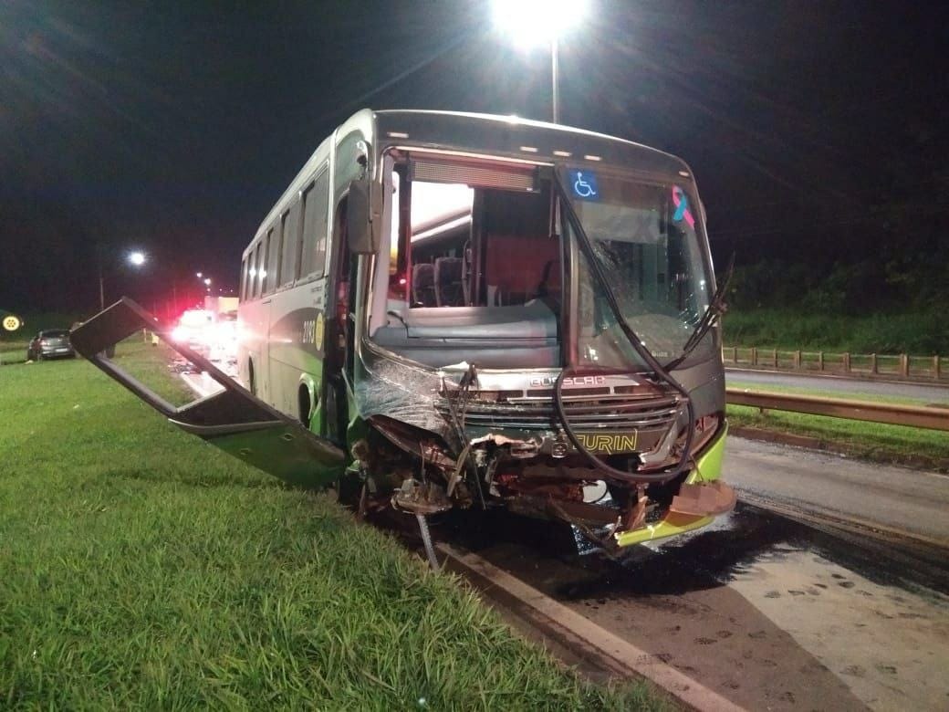 Carro bate de frente contra ônibus na BR-040; homem fica preso às ferragens