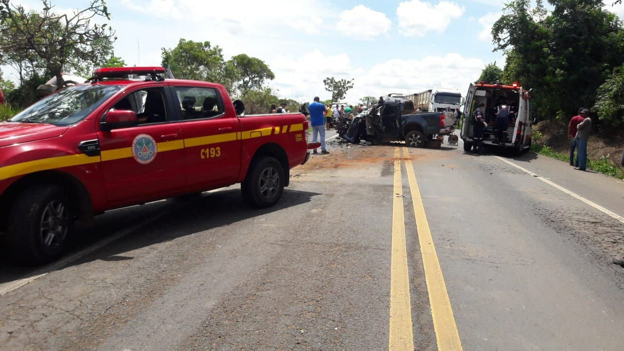 Uma pessoa morre e outras cinco ficam feridas em acidente na BR 365; caminhonete ultrapassou em local proibido