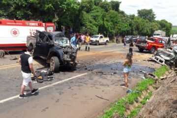 Uma pessoa morre e outras cinco ficam feridas em acidente na BR-365; caminhonete ultrapassou em local proibido