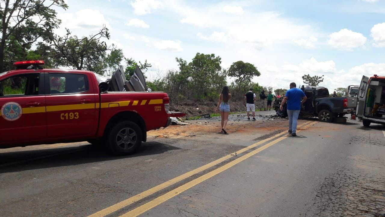 Uma pessoa morre e outras cinco ficam feridas em acidente na BR 365; caminhonete ultrapassou em local proibido