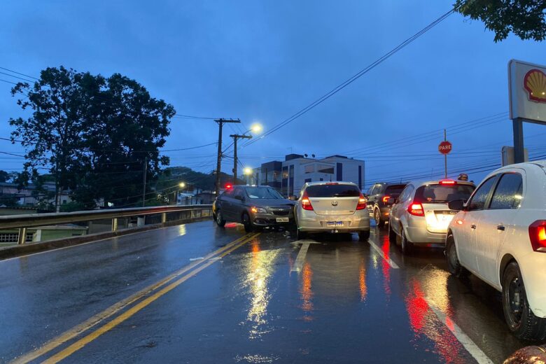 Motorista com sintomas de embriaguez envolve em acidente