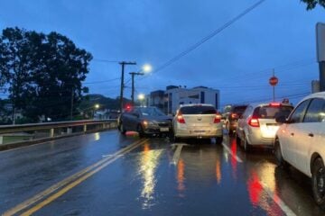 Motorista com sintomas de embriaguez envolve em acidente