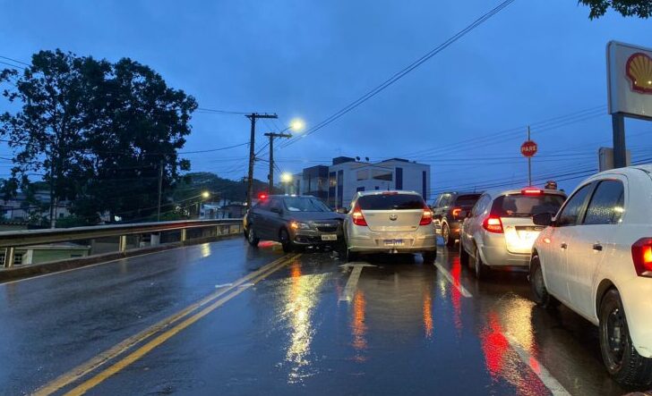 Motorista com sintomas de embriaguez envolve em acidente