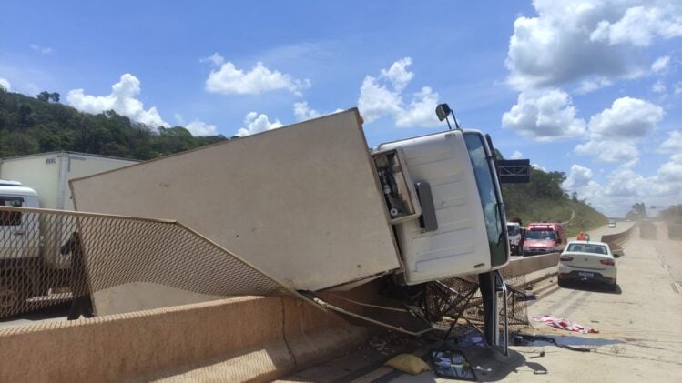 Acidente com caminhão deixa motorista ferido na BR-381