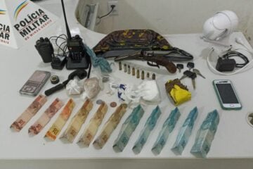 PM apreende arma, drogas e recupera moto furtada em Itabira