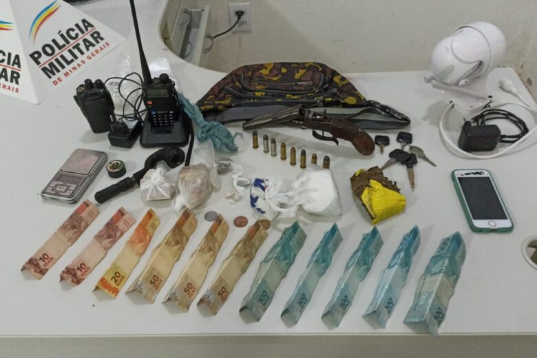 PM apreende arma, drogas e recupera moto furtada em Itabira