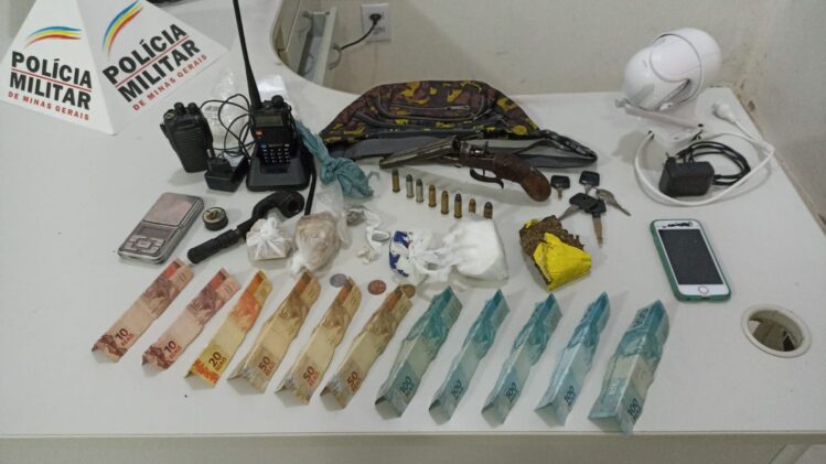 PM apreende arma, drogas e recupera moto furtada em Itabira