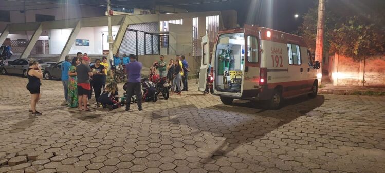 Mulher fica ferida em colisão entre motos no Caminho Novo
