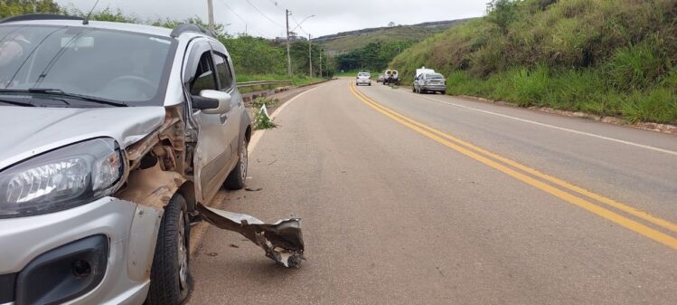 Kadett roda na pista e bate contra Uno em Itabira