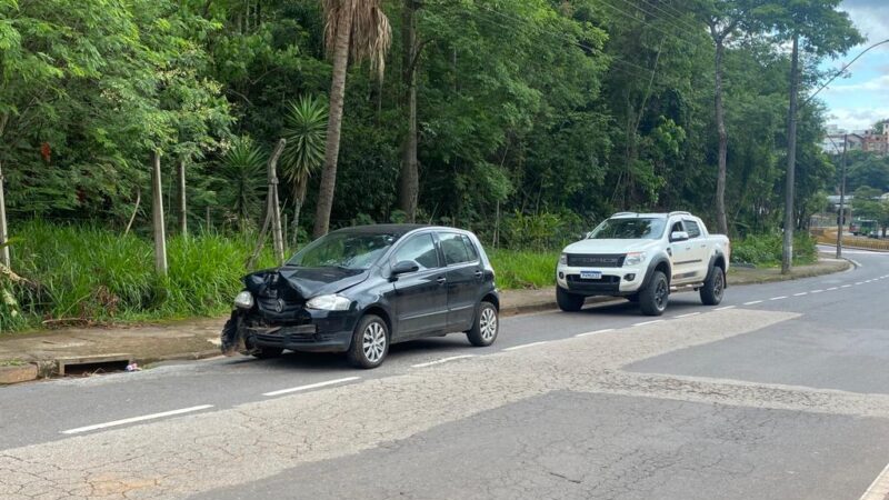 Carro bate na traseira de caminhão na avenida Carlos Drummond de Andrade, em Itabira