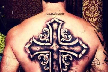 Gusttavo Lima faz nova tattoo e fãs zombam: ‘‘De longe tá torto, de perto parece que tá longe’’