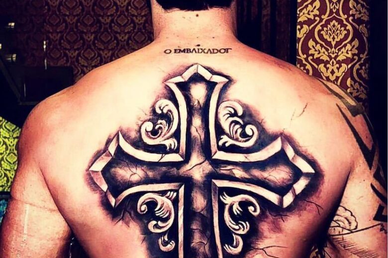 Gusttavo Lima faz nova tattoo e fãs zombam: ‘‘De longe tá torto, de perto parece que tá longe’’