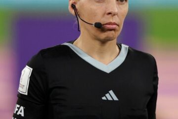 Para ficar na história: trio de arbitragem feminino apita jogo da Copa do Mundo pela primeira vez