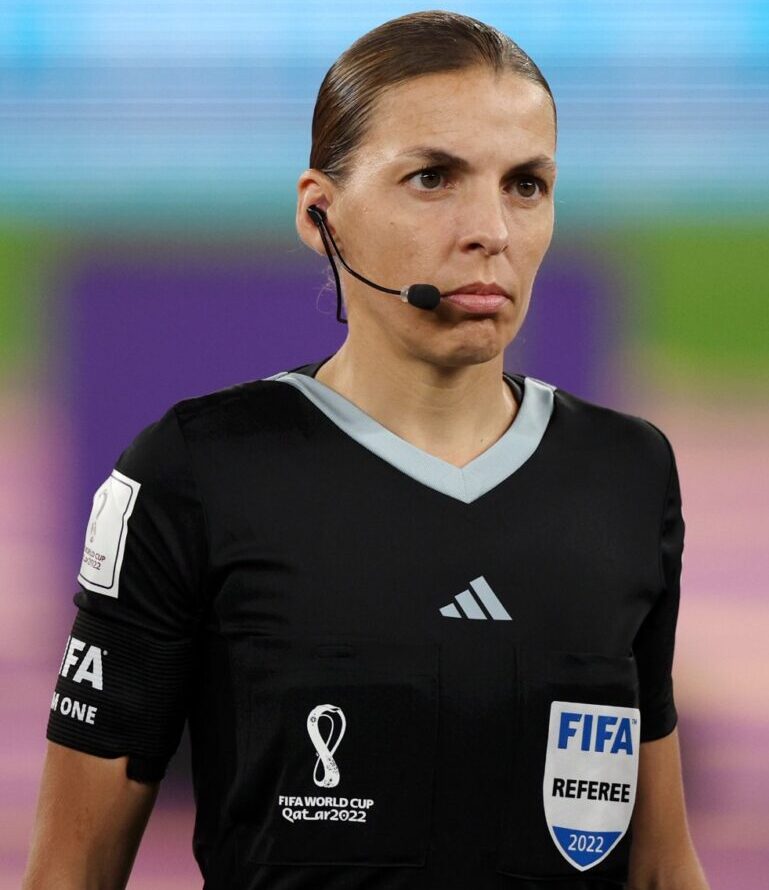 Para ficar na história: trio de arbitragem feminino apita jogo da Copa do Mundo pela primeira vez
