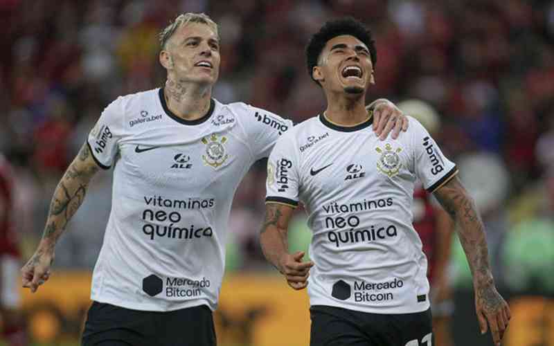 Corinthians vence Flamengo no Rio e garante vaga direta na Libertadores