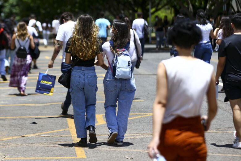 Enem: estudantes podem pedir isenção de taxa a partir desta segunda
