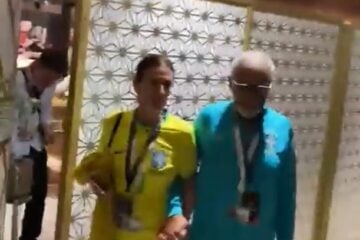 Gilberto Gil é hostilizado por torcedores brasileiros em jogo da seleção no Catar