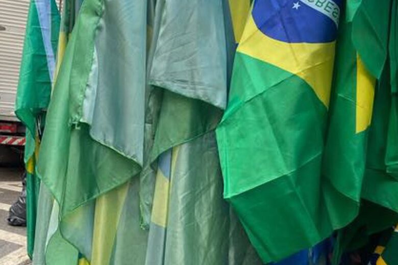 Comerciantes esperam aumentar faturamento com artigos para a Copa