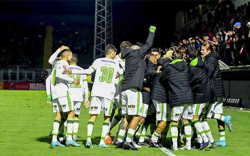 América se impõe, goleia o Bragantino e entra na zona da Libertadores