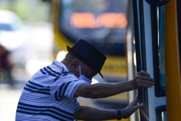 Uso de máscara deixa de ser obrigatório no transporte coletivo de Belo Horizonte