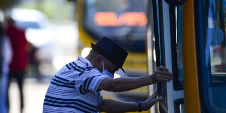Uso de máscara deixa de ser obrigatório no transporte coletivo de Belo Horizonte
