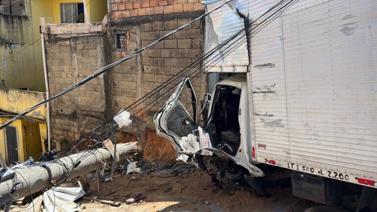 Criança morre após ser atropelada por caminhão desgovernado na Grande BH