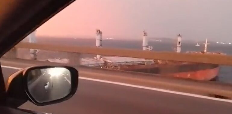 Navio se choca contra ponte Rio-Niterói, que precisa ser interditada; veja vídeo