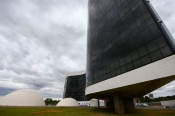 Alexandre de Moraes desbloqueia recursos do PP e Republicanos em ação sobre urnas