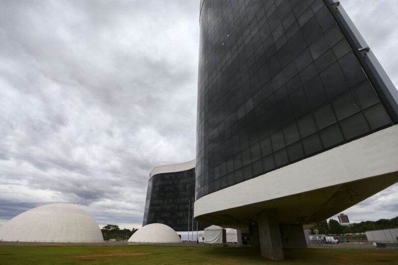 Alexandre de Moraes desbloqueia recursos do PP e Republicanos em ação sobre urnas