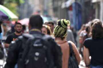 IBGE: renda média de trabalhador branco é 75,7% maior que de pretos