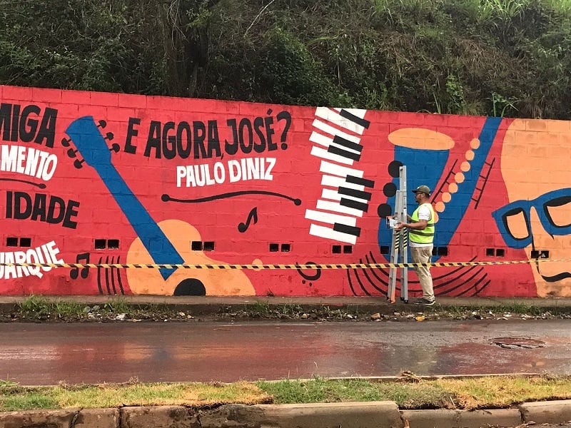 Projeto Arte no Muro, da Vale, colore a Avenida Ipiranga, em Itabira